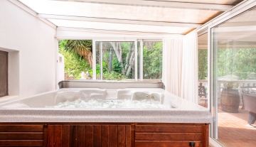 Resa Estates vastgoed te koop Ibiza Geraldine finca san lorenzo noorden tub.jpg